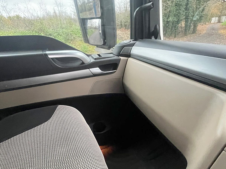 man tgs 320.26 low loader beavertail recovery truck rigid 6x2 auto 2018 241201