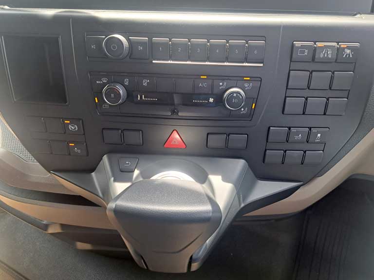 man tgx 26.470 tractor unit 6x2 auto 2020 260603
